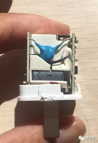 （拆開的充電頭，藍色的就是Y電容）