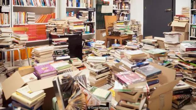 有些書在讀過一次之后，我們就不會再讀了，任由它們在書架、甚至地板上落灰，也不愿意把它們扔掉。