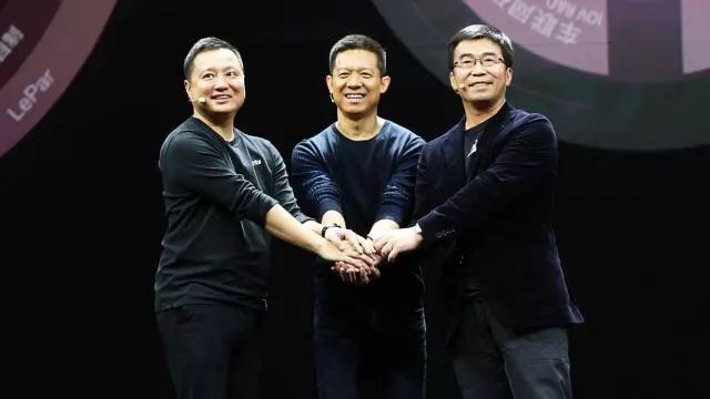 圖：易到用車創始人兼CEO周航（左一）與賈躍亭（中）