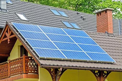 安裝在屋頂的太陽能電池板。圖片來源：pixabay