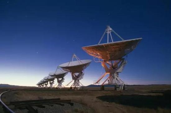 新墨西哥超大陣列（New Mexico‘s Very Large Array）的射電望遠鏡有助于揭開快速射電暴的神秘面紗