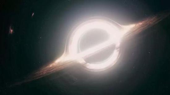 電影星際穿越當(dāng)中的黑洞，周圍的亮環(huán)是由氣體構(gòu)成的吸積盤（圖片來源：電影《星際穿越》）