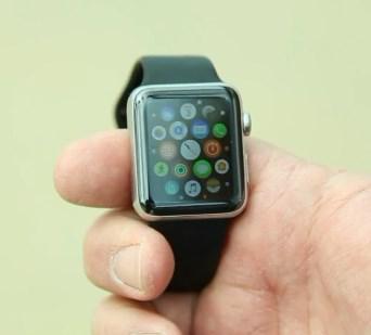 ▲Bainter在接受采訪時展示他丟失的Apple Watch