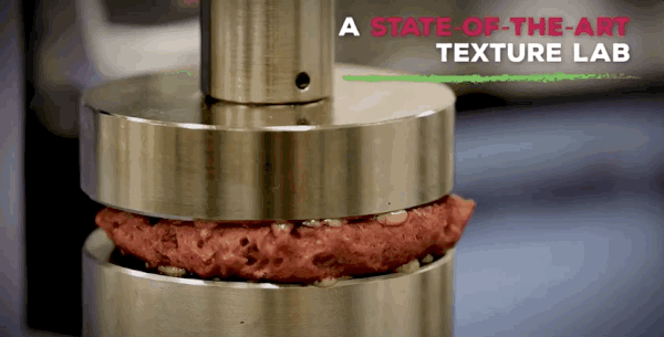 ▲ Beyond Meat 肉餅按壓的過程