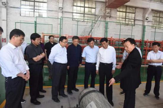南陽市委書記張文深在氫能源汽車項目現場辦公的場景。