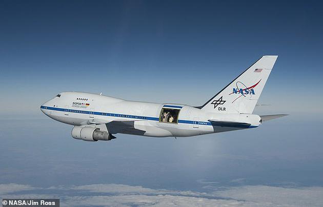 NASA研究人員通過一架特殊的飛機（如圖所示，通過飛機后機身敞開的艙門可以看到望遠鏡）攜帶的望遠鏡觀測到了人馬座A*周圍的磁場