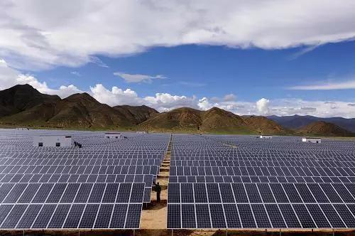 太陽能發電陣列（圖片來源：http://www.gov.cn/jrzg/2011-07/06/content_1900489.htm）