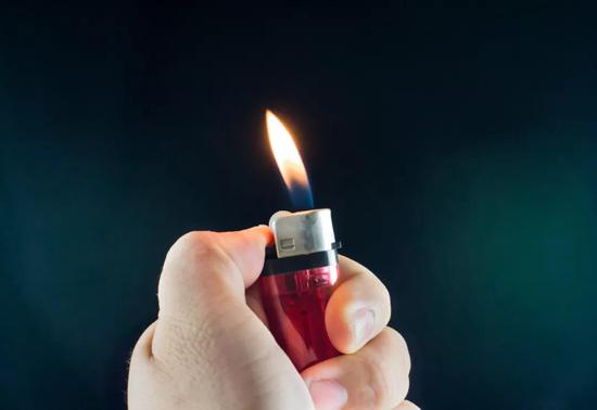 打火機的點火裝置使用了壓電陶瓷（圖片來源：veer圖庫）